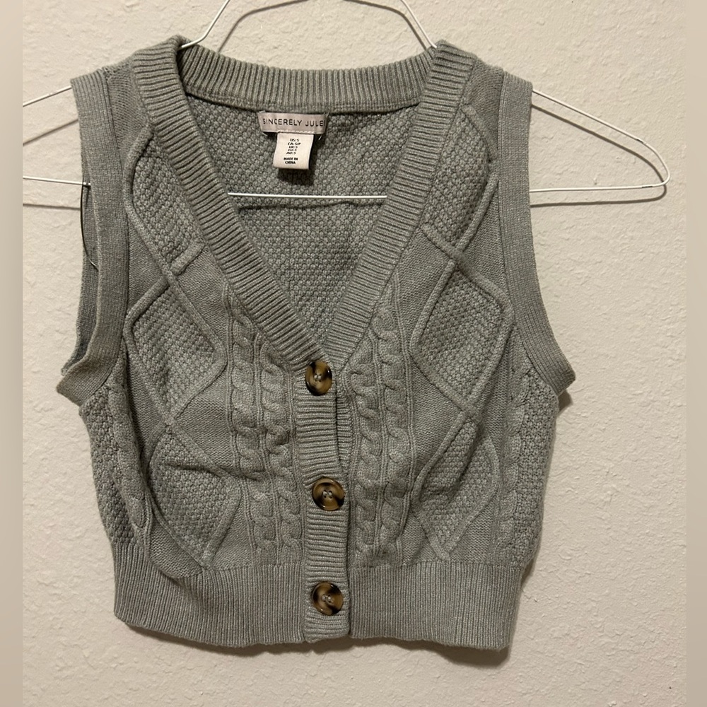 SLIGHTLY CROPPED SWEATER VEST